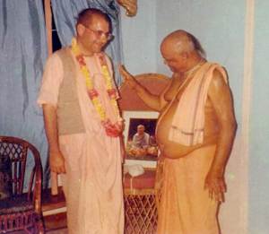 Gour Govinda Swami y Giriraj Swami en Mauricio, 1995